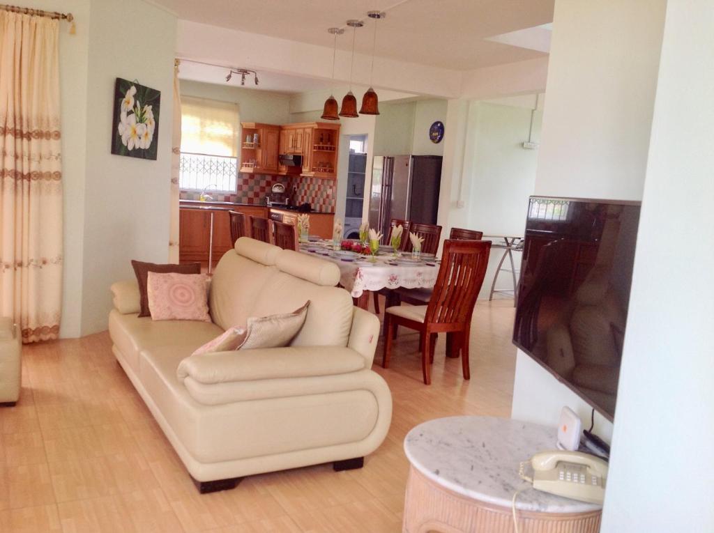 Posezení v ubytování Fayruz Villa is a 3 bedroom, 3 bathroom detached house with AC and swimming pool 5 minutes walk from Flic en Flac public beach