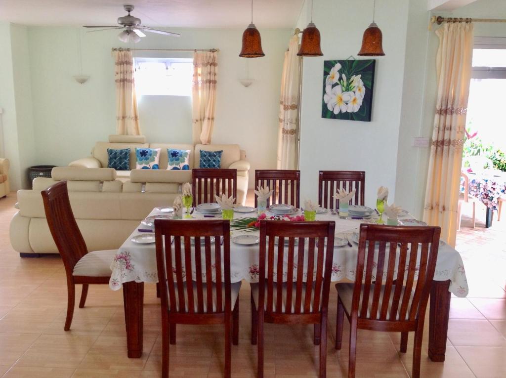 Posezení v ubytování Fayruz Villa is a 3 bedroom, 3 bathroom detached house with AC and swimming pool 5 minutes walk from Flic en Flac public beach