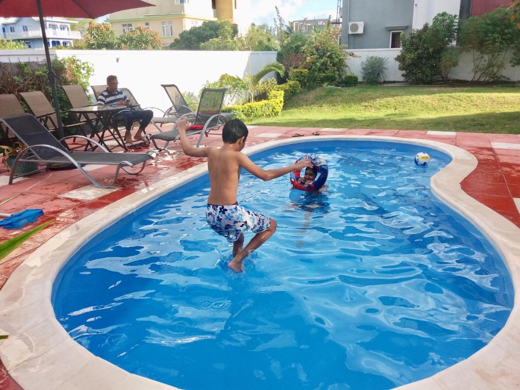 Hosté ubytování Fayruz Villa is a 3 bedroom, 3 bathroom detached house with AC and swimming pool 5 minutes walk from Flic en Flac public beach