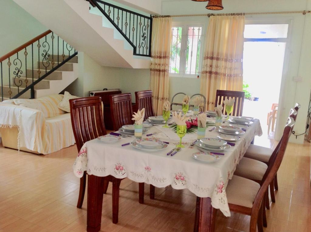 Posezení v ubytování Fayruz Villa is a 3 bedroom, 3 bathroom detached house with AC and swimming pool 5 minutes walk from Flic en Flac public beach