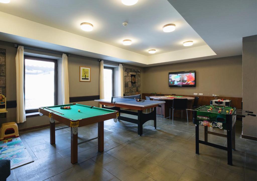 Biliár nebo kulečník v ubytování Tufenkian Avan Marak Tsapatagh Hotel