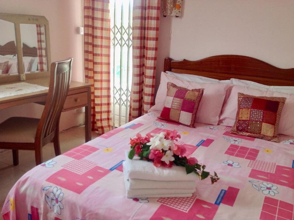 Postel nebo postele na pokoji v ubytování Fayruz Villa is a 3 bedroom, 3 bathroom detached house with AC and swimming pool 5 minutes walk from Flic en Flac public beach