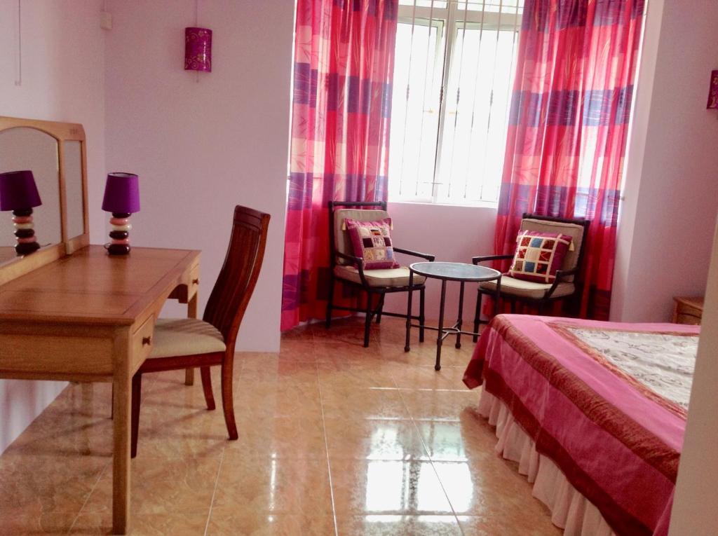 Posezení v ubytování Fayruz Villa is a 3 bedroom, 3 bathroom detached house with AC and swimming pool 5 minutes walk from Flic en Flac public beach