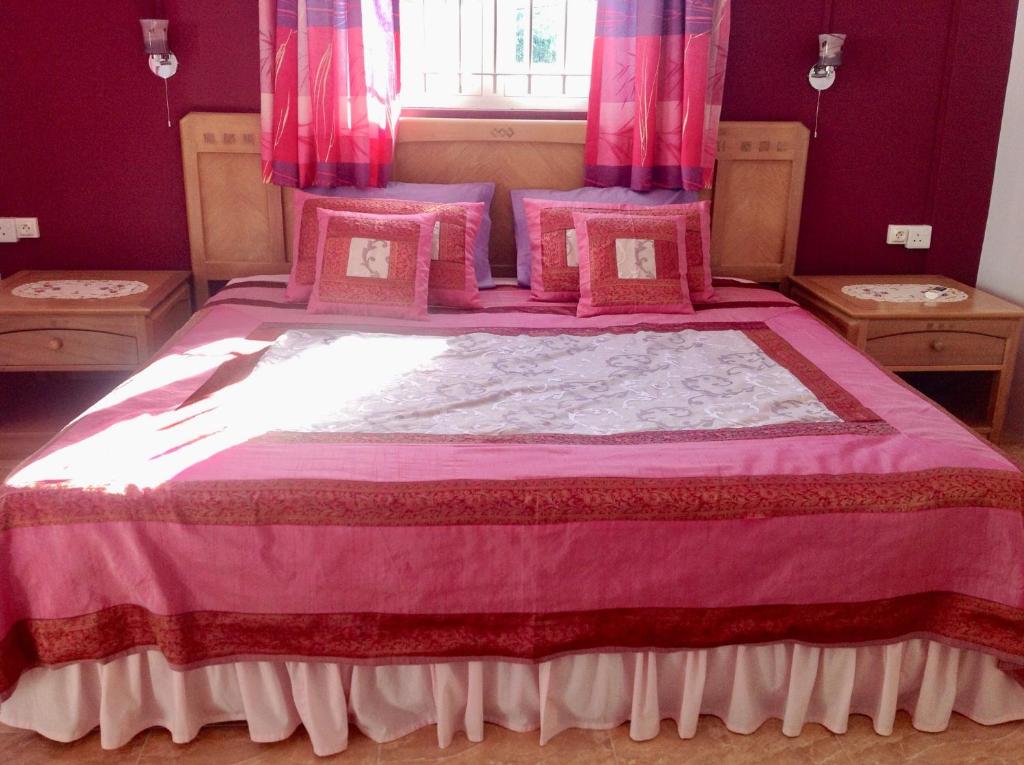 Postel nebo postele na pokoji v ubytování Fayruz Villa is a 3 bedroom, 3 bathroom detached house with AC and swimming pool 5 minutes walk from Flic en Flac public beach