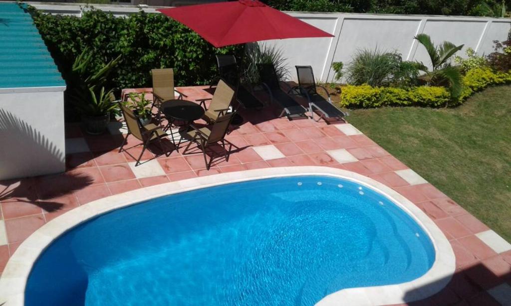 Bazén v ubytování Fayruz Villa is a 3 bedroom, 3 bathroom detached house with AC and swimming pool 5 minutes walk from Flic en Flac public beach nebo v jeho okolí
