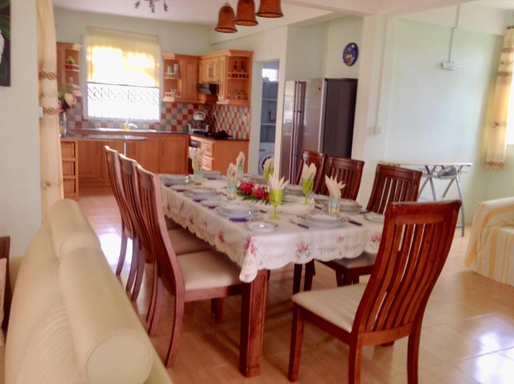 Posezení v ubytování Fayruz Villa is a 3 bedroom, 3 bathroom detached house with AC and swimming pool 5 minutes walk from Flic en Flac public beach