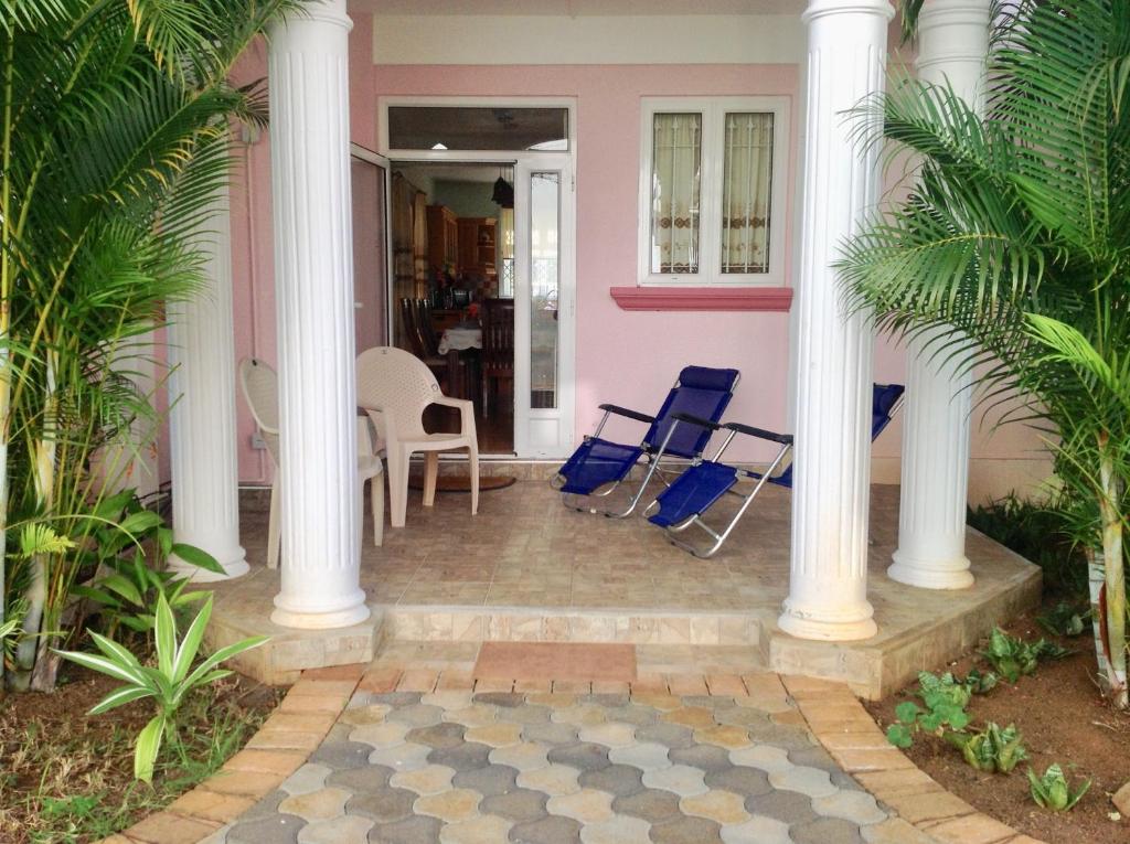 Fotografie z fotogalerie ubytování Fayruz Villa is a 3 bedroom, 3 bathroom detached house with AC and swimming pool 5 minutes walk from Flic en Flac public beach v destinaci Flic-en-Flac