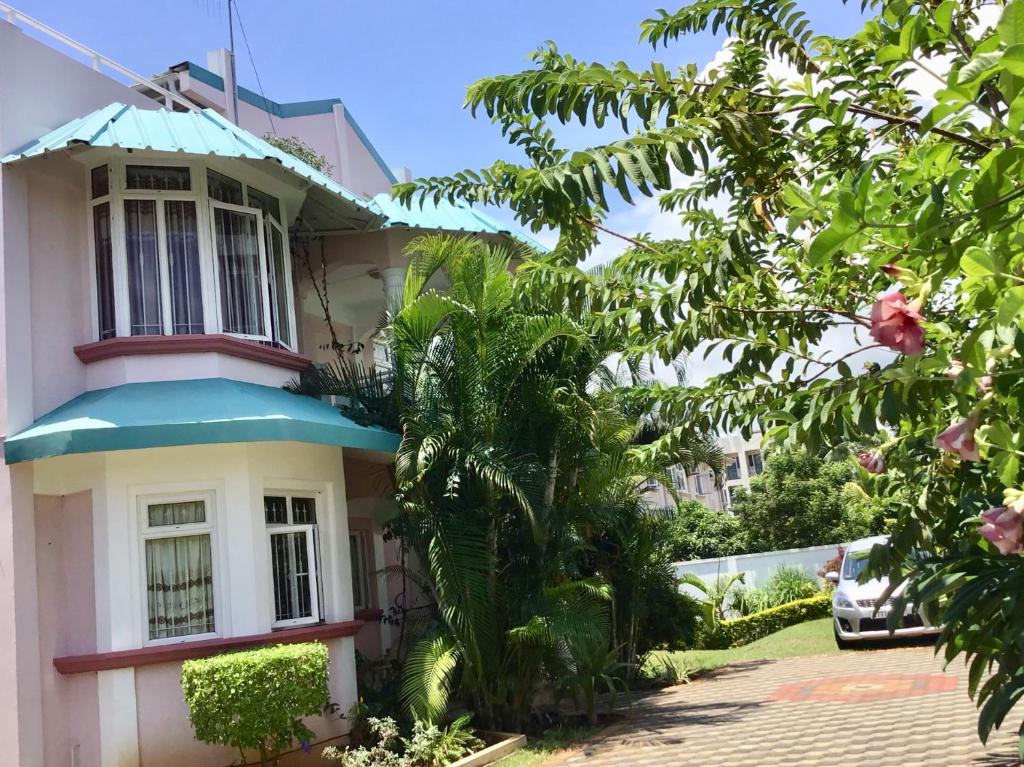 Zahrada ubytování Fayruz Villa is a 3 bedroom, 3 bathroom detached house with AC and swimming pool 5 minutes walk from Flic en Flac public beach