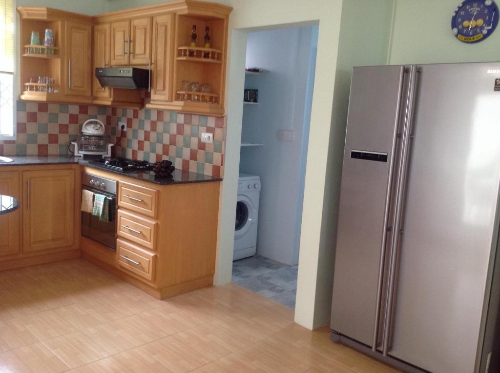 Kuchyň nebo kuchyňský kout v ubytování Fayruz Villa is a 3 bedroom, 3 bathroom detached house with AC and swimming pool 5 minutes walk from Flic en Flac public beach