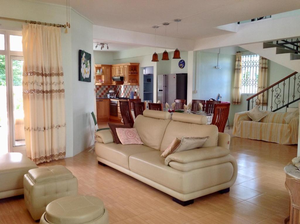 Posezení v ubytování Fayruz Villa is a 3 bedroom, 3 bathroom detached house with AC and swimming pool 5 minutes walk from Flic en Flac public beach
