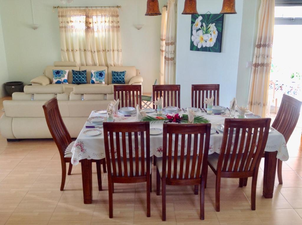 Posezení v ubytování Fayruz Villa is a 3 bedroom, 3 bathroom detached house with AC and swimming pool 5 minutes walk from Flic en Flac public beach