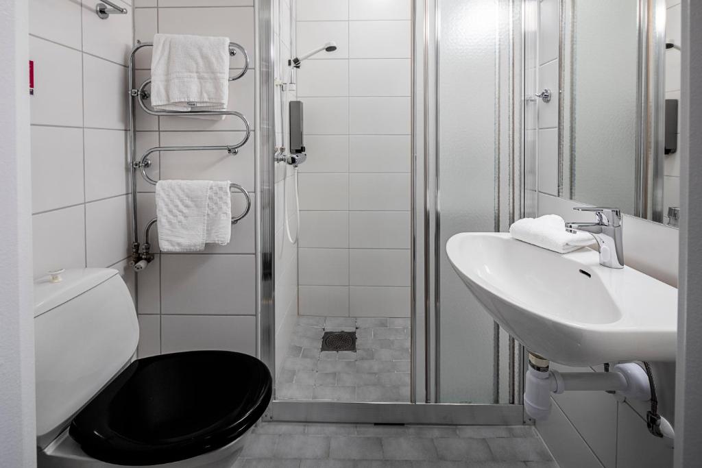 Koupelna v ubytování First Hotel Royal