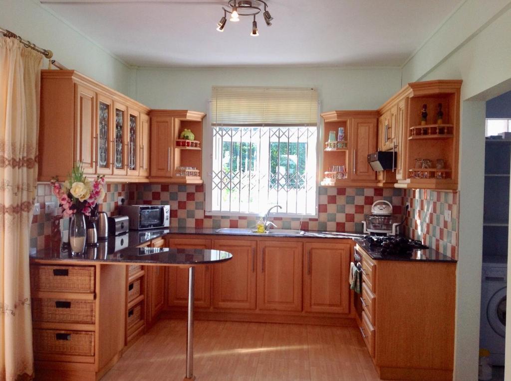 Kuchyň nebo kuchyňský kout v ubytování Fayruz Villa is a 3 bedroom, 3 bathroom detached house with AC and swimming pool 5 minutes walk from Flic en Flac public beach