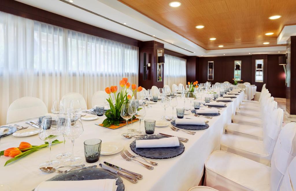Un restaurante o sitio para comer en Hotel Valencia Center