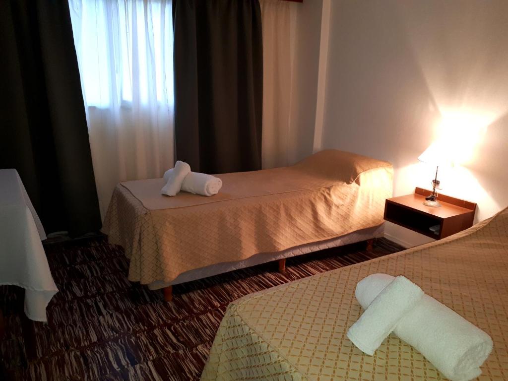 um quarto de hotel com duas camas com toalhas em Nuevo Hotel Roble em Termas de Rio Hondo