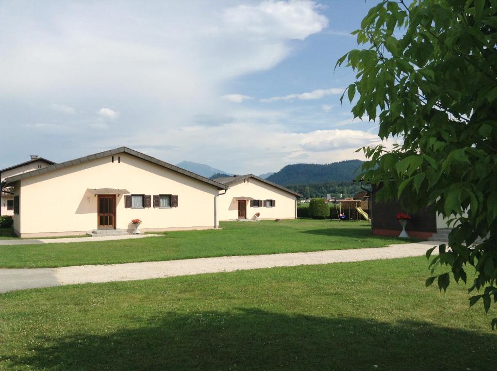 ein Haus in einem Hof mit Auffahrt in der Unterkunft Bungalow Serajnik in Sankt Kanzian am Klopeiner See