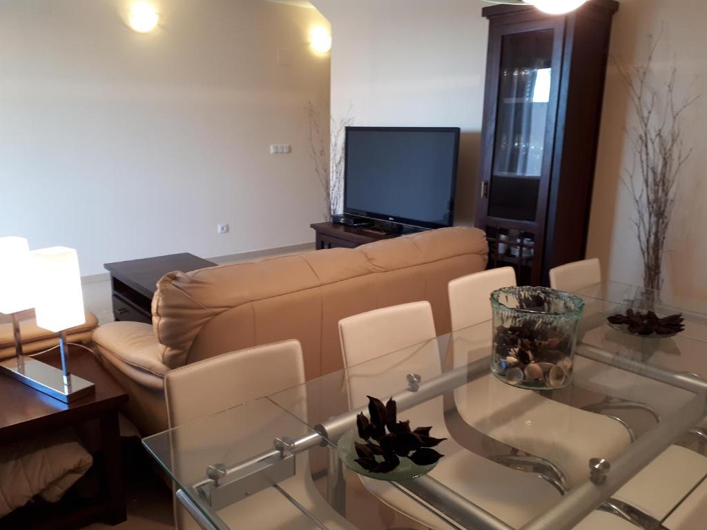 Telewizja i/lub zestaw kina domowego w obiekcie Chalet adosado 3 dormitorios