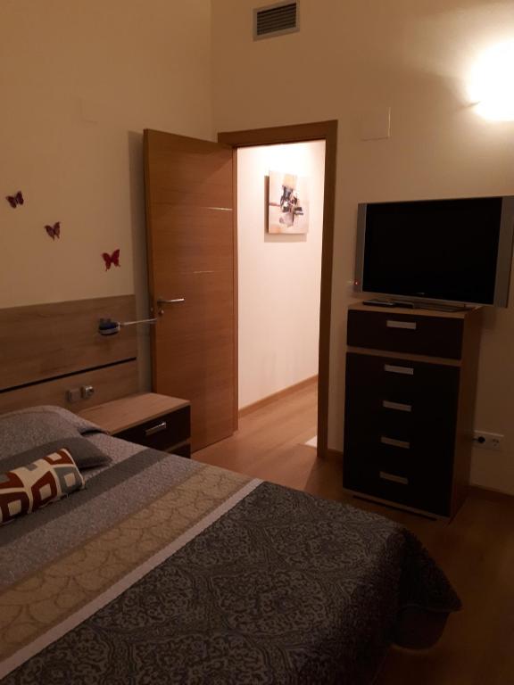 Telewizja i/lub zestaw kina domowego w obiekcie Chalet adosado 3 dormitorios