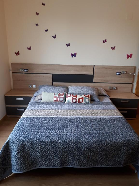 sypialnia z łóżkiem z motylami na ścianie w obiekcie Chalet adosado 3 dormitorios w mieście Sant Jordi
