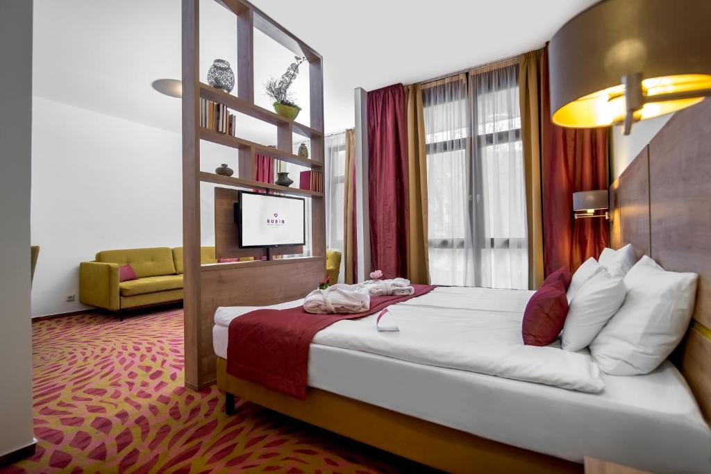 Postel nebo postele na pokoji v ubytování Rubin Wellness & Conference Hotel