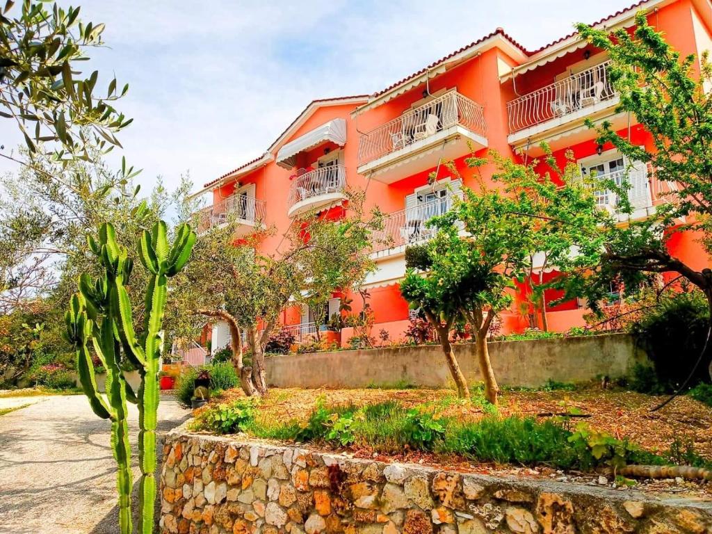 Jardín al aire libre en Oskars Studios & Apartments
