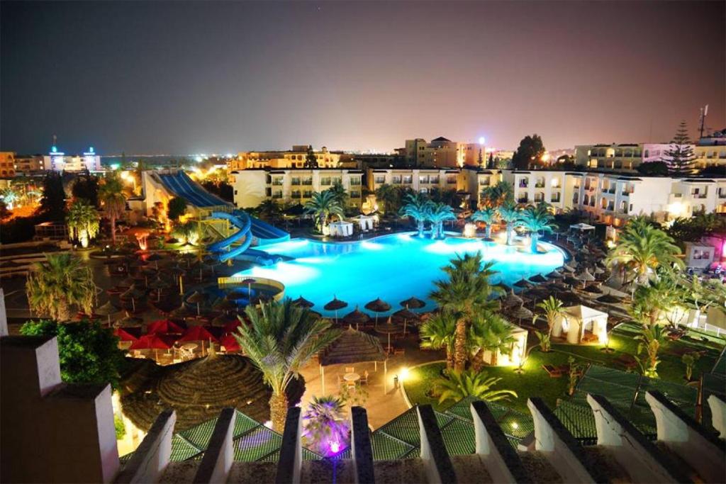 een luchtzicht op een zwembad in de nacht bij Soviva Resort - Familes Only in Sousse