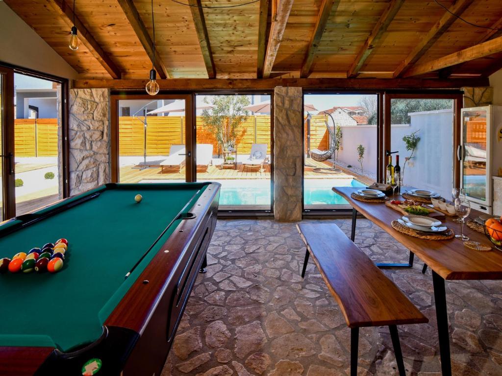 Biliár nebo kulečník v ubytování Luxury mobile home Maro Biograd