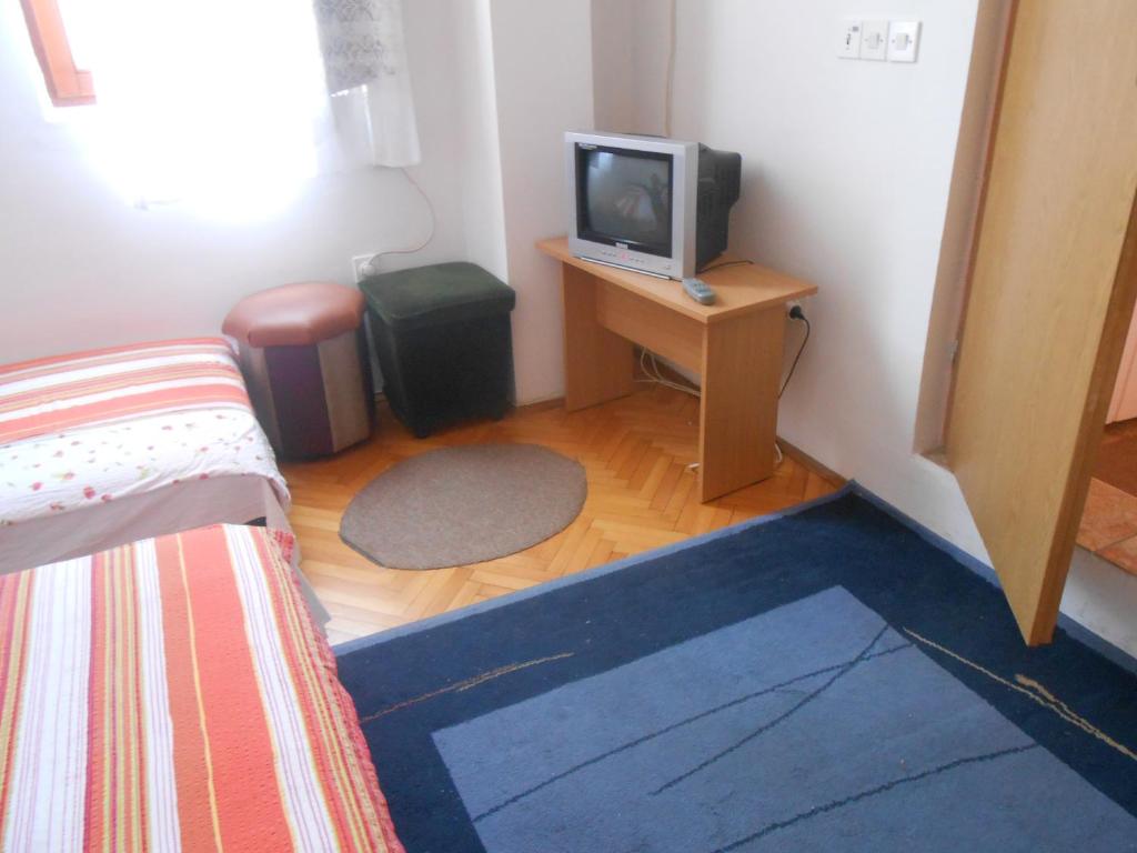 Apartments & Hostel Zdrava Hrana - Double Or Twin Room