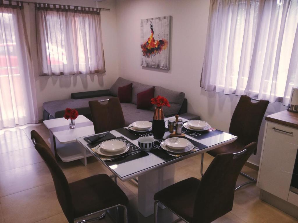 comedor y sala de estar con mesa y sillas en Noel&Noemi, en Pula