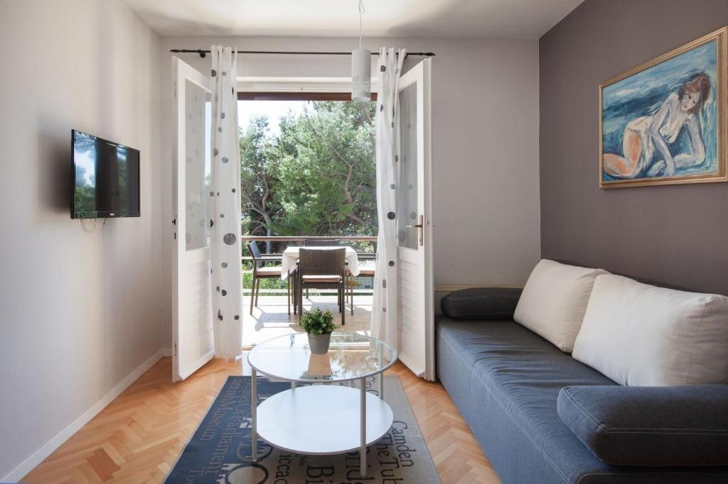 TV a/nebo společenská místnost v ubytování Apartments Agneza Tucepi