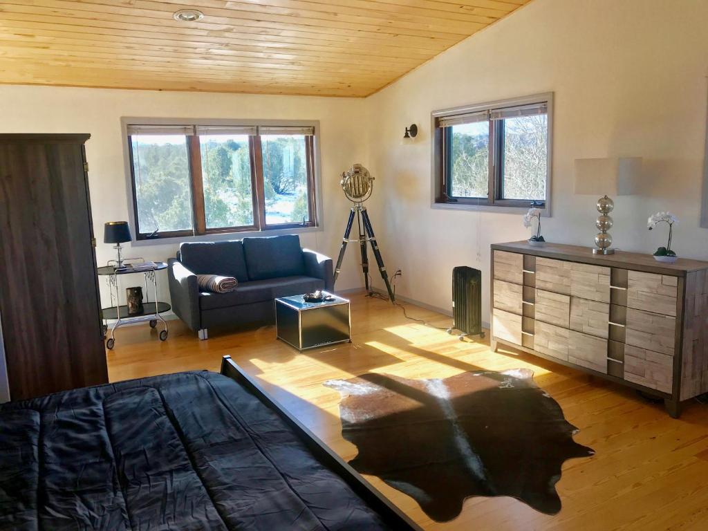ein Wohnzimmer mit einem Sofa und einem Tisch in der Unterkunft Double G Ranch & Guestlodge in Montrose