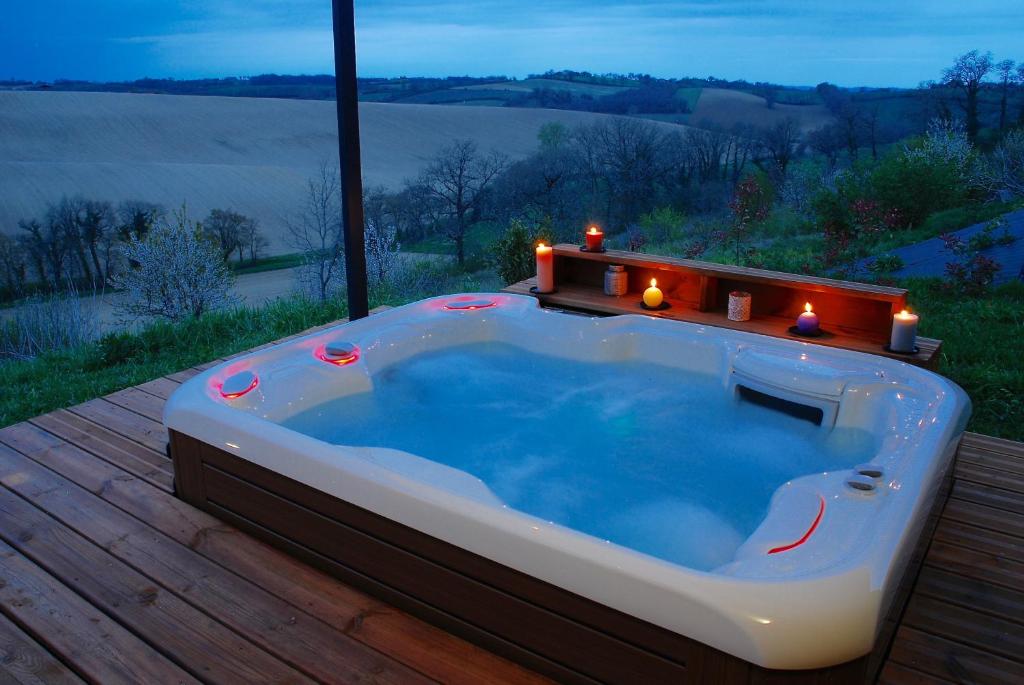 Fotografie z fotogalerie ubytování Chalet de charme climatisé, son Jacuzzi - SPA privatif et la piscine de la Maison Bleue du Gers v destinaci Savignac-Mona