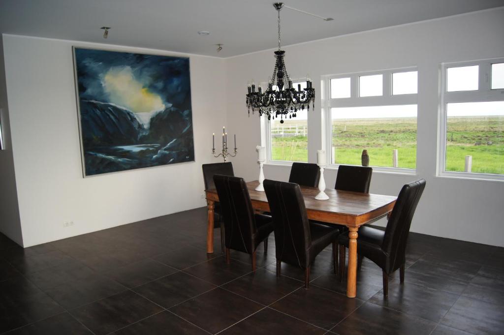uma sala de jantar com uma mesa e cadeiras e um quadro em Guesthouse Nordheimar em Selfoss