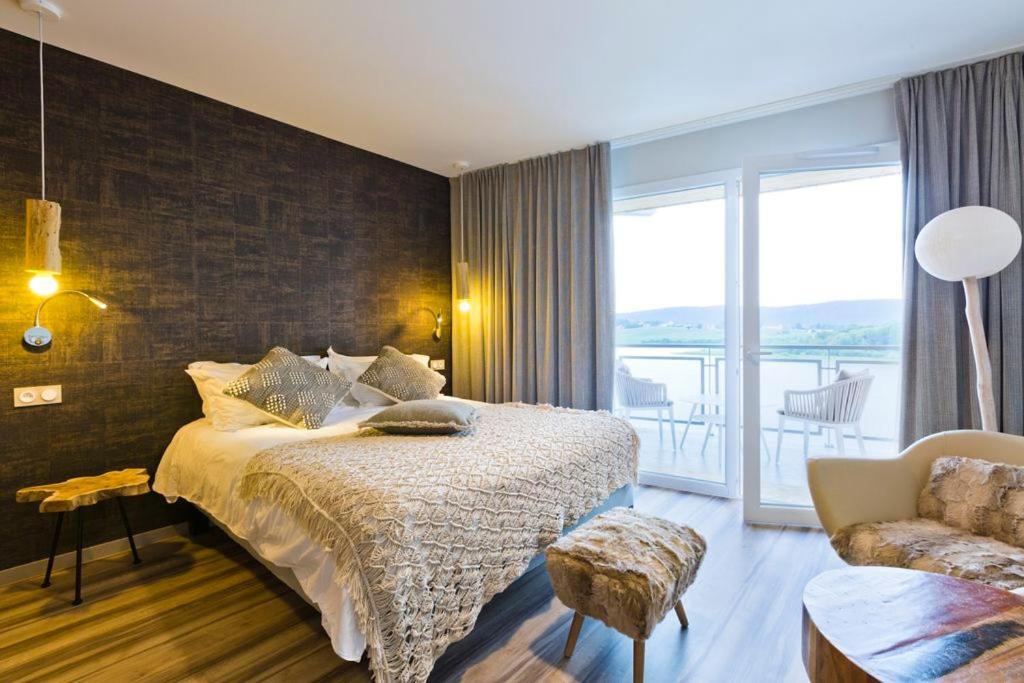 Postel nebo postele na pokoji v ubytování Hôtel restaurant Spa de l'Abbaye