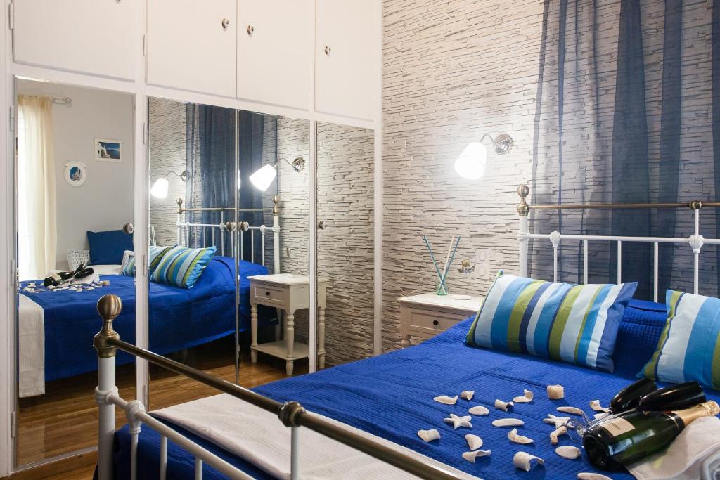A bed or beds in a room at Pretty rooms with shared bathroom in Gold and Blue apartment in safe central area