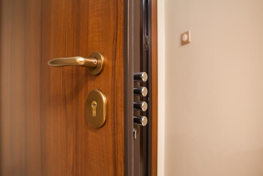 Kép Pretty rooms with shared bathroom in Gold and Blue apartment in safe central area szállásáról Athénban a galériában