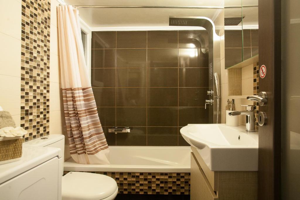 A bathroom at Pretty rooms with shared bathroom in Gold and Blue apartment in safe central area