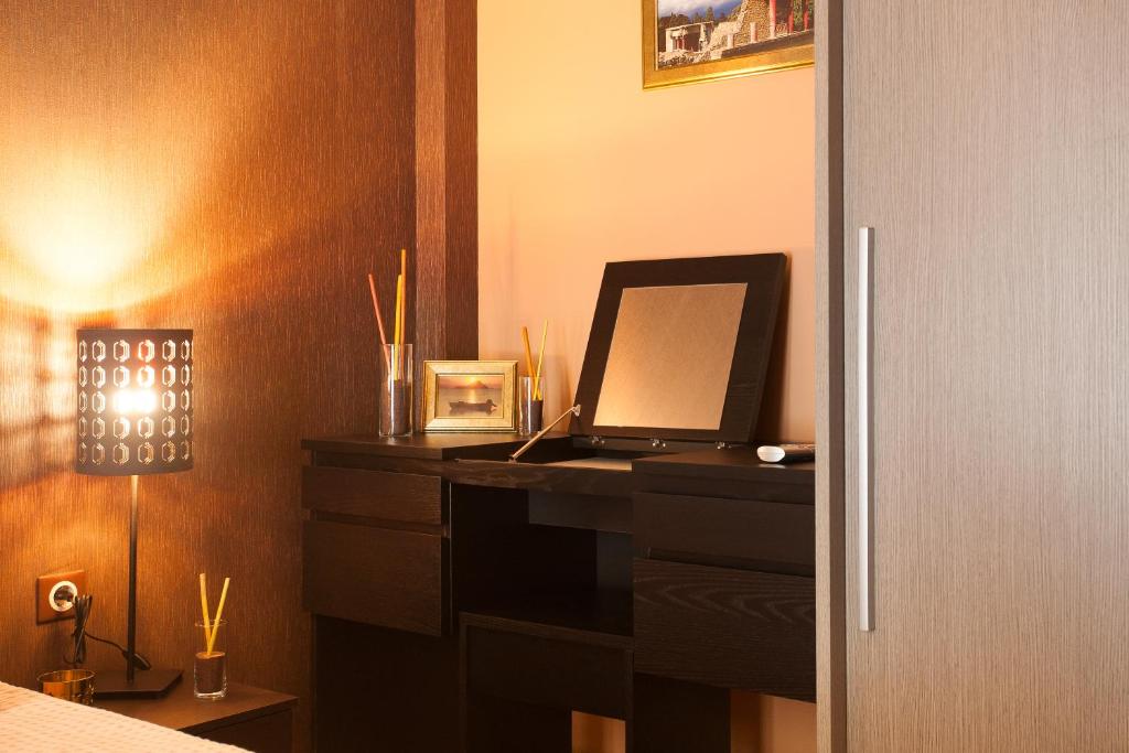 Kép Pretty rooms with shared bathroom in Gold and Blue apartment in safe central area szállásáról Athénban a galériában