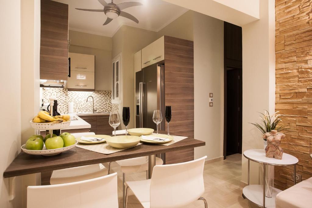 Kép Pretty rooms with shared bathroom in Gold and Blue apartment in safe central area szállásáról Athénban a galériában