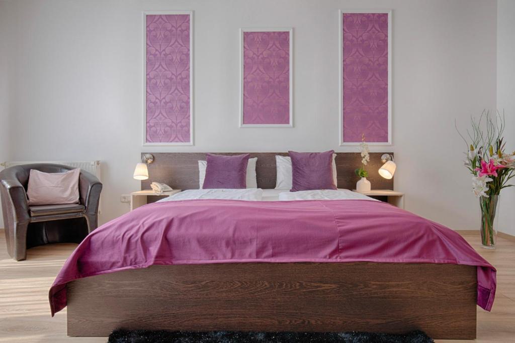 Postel nebo postele na pokoji v ubytování Triple M Hotel