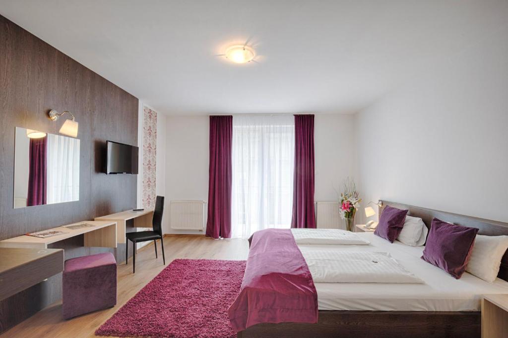 Postel nebo postele na pokoji v ubytování Triple M Hotel