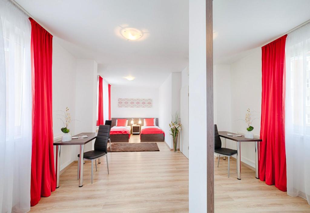 Postel nebo postele na pokoji v ubytování Triple M Hotel