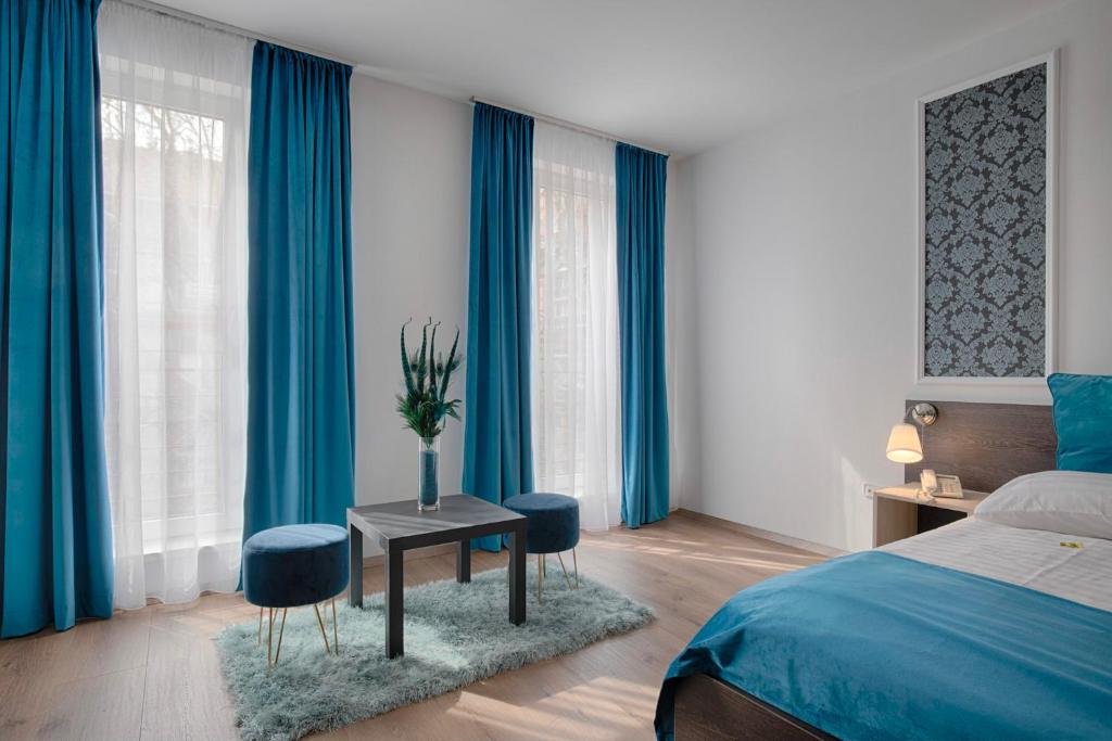 Postel nebo postele na pokoji v ubytování Triple M Hotel