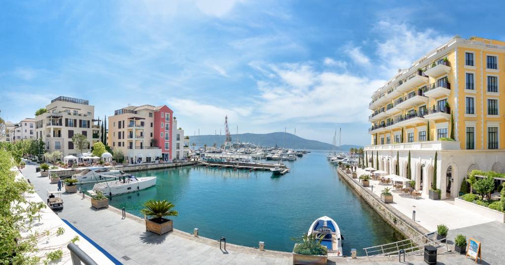 - une vue sur un port de plaisance avec des bateaux dans l'eau dans l'établissement Porto Montenegro Tara 302, à Tivat
