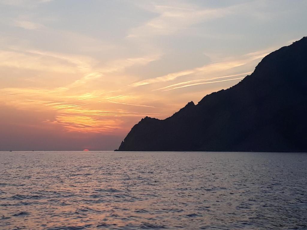 Blick auf das Meer bei Sonnenuntergang von einem Boot aus in der Unterkunft vacation vernazza in Vernazza