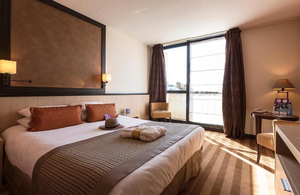 Postel nebo postele na pokoji v ubytování Mercure Vichy Thermalia
