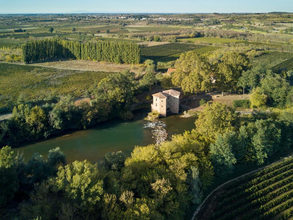 una vista aerea di una casa in mezzo a un fiume di Le Moulin de Pézenas - Pierres d'Histoire a Pézenas