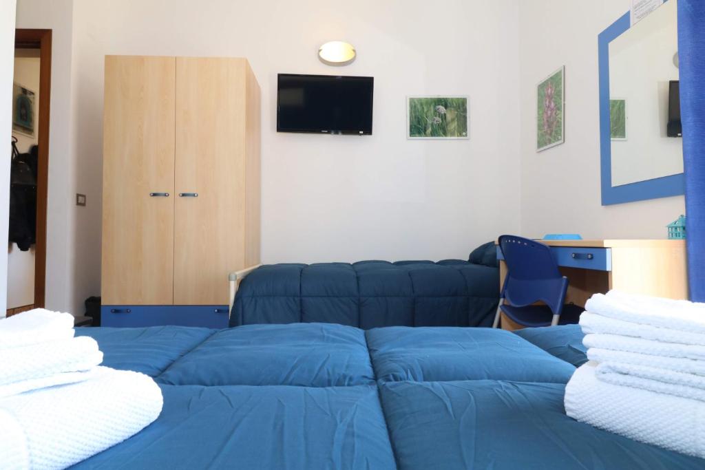 TV a/nebo společenská místnost v ubytování B&B Spiaggia di Ponente