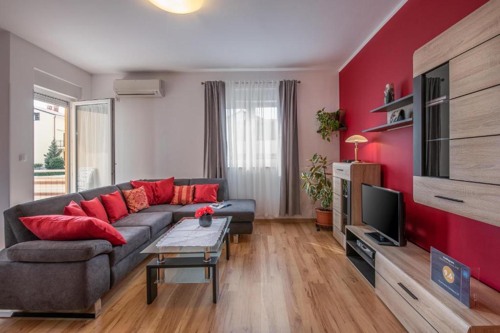 sala de estar con sofá y TV en Apartment Bordeaux 29, en Rovinj