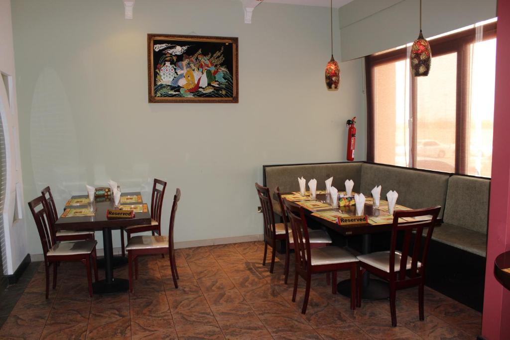 Restoran või mõni muu söögikoht majutusasutuses Gulf Crown Hotel Apartment